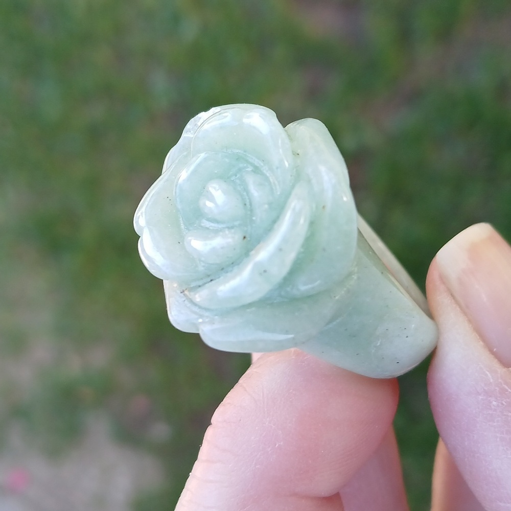 New Hand Carved Flower Green Aventurine Ring. - Picture 2 of 16